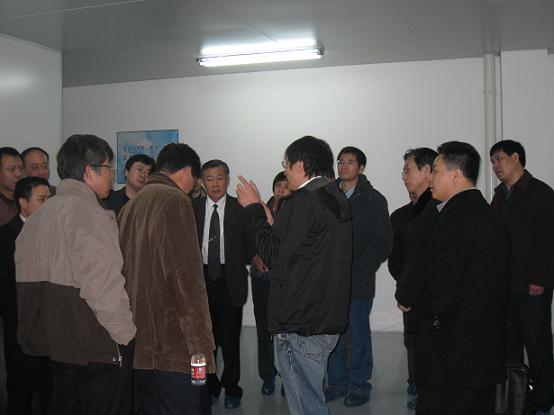 车间里，向电焊机协会参会代表讲解斯达半导体整体运行情况